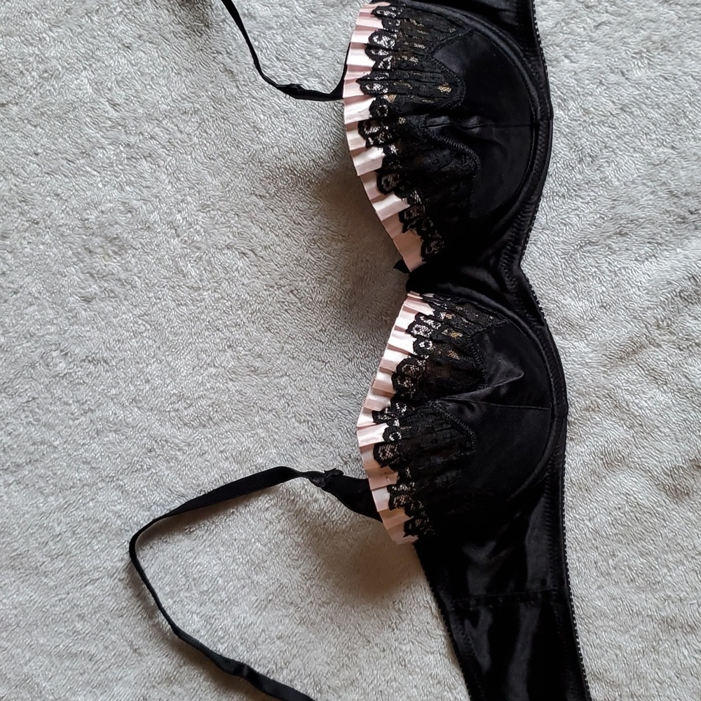 NWOT Victoria's Secret Black Lace w/Pink Lightly-padded Bra in Size 36B